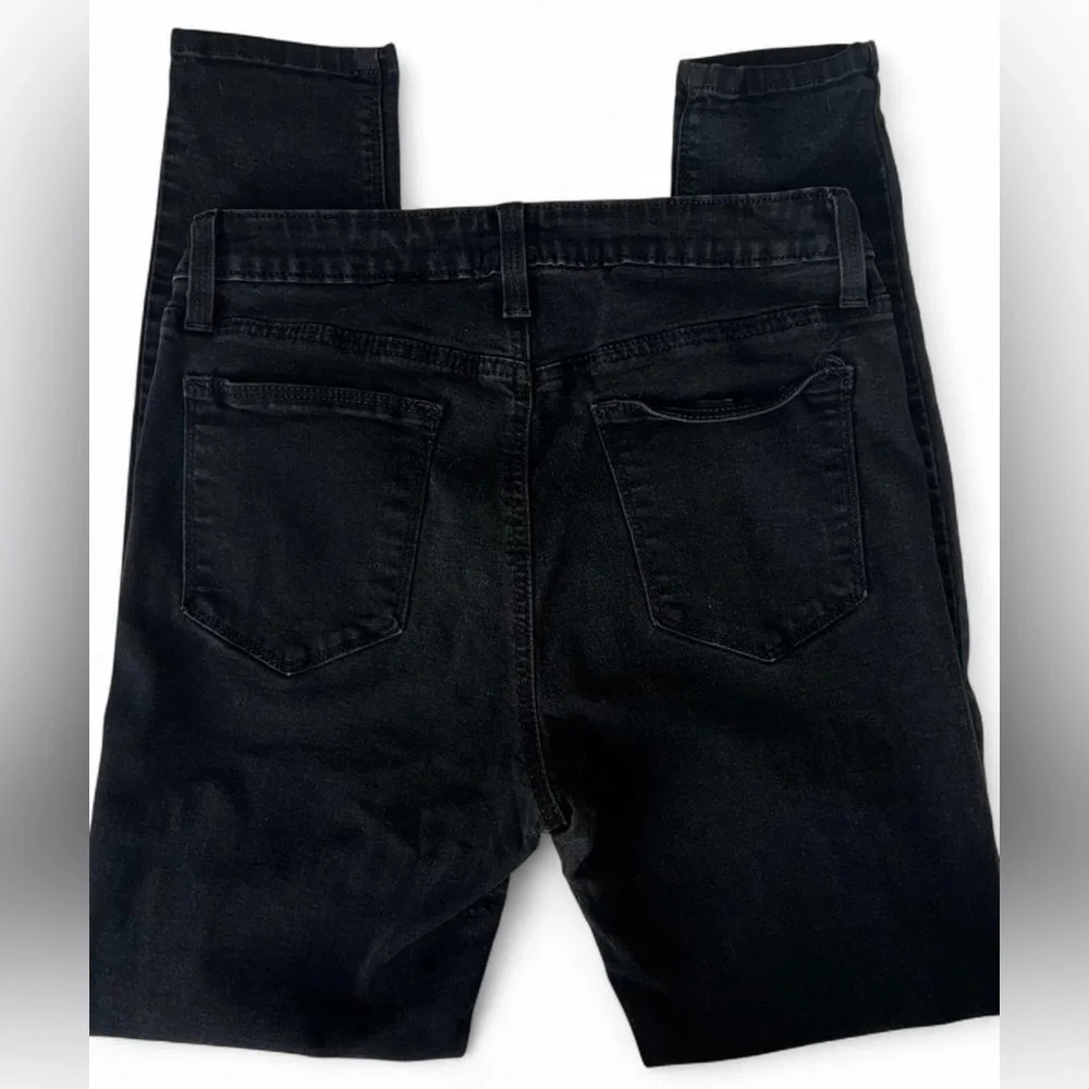 black, high-waisted skinny jeans from the brand JUSTBLACK.